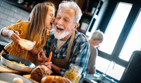 Gelukkig Glimlachende Grootouders Hebben Leuke Tijden Met Kinderen Thuis — Stockfoto
