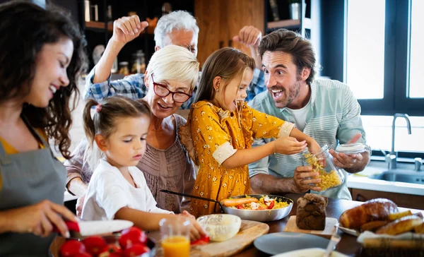 Morföräldrar Föräldrar Och Barn Spenderar Gärna Tid Köket Familjekokningskoncept — Stockfoto