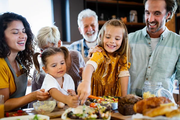 Großeltern Eltern Und Kinder Verbringen Fröhliche Zeit Der Küche Familienkochkonzept — Stockfoto