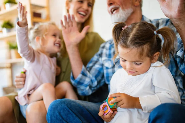Ältere Großeltern Spielen Mit Enkeln Und Haben Spaß Mit Der — Stockfoto