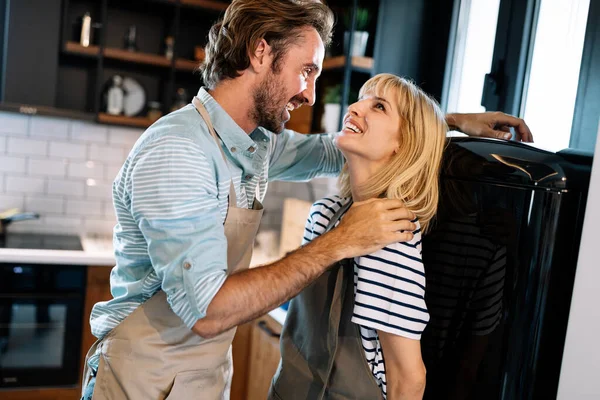 Glad Spontan Romantisk Par Älska Köket Medan Lagar Mat — Stockfoto