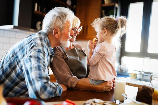 Glücklich Lächelnde Großeltern Die Spaß Mit Kindern Hause Haben — Stockfoto