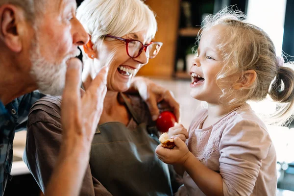 Feliz Sorrindo Avós Divertindo Com Crianças Casa — Fotografia de Stock