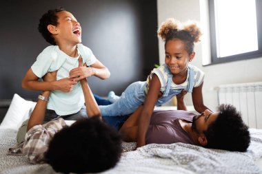 Mutlu Afro-Amerikan ailesi evde eğleniyor.