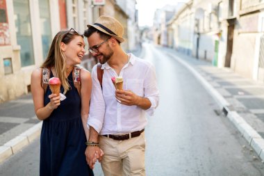 Sevgi ve eğlenceli yaz günü açık olan mutlu Romantik Çift