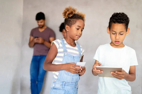 Σύγχρονα Παιδιά Της Αφρικής Που Χρησιμοποιούν Κινητές Συσκευές Tablet Smartphone — Φωτογραφία Αρχείου