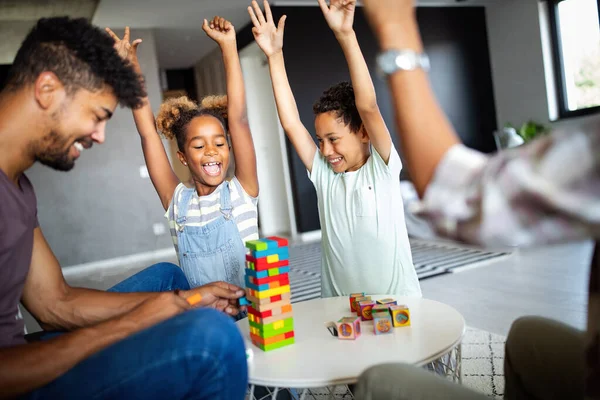 Glad Afrikansk Amerikansk Familj Har Kul Hemma — Stockfoto