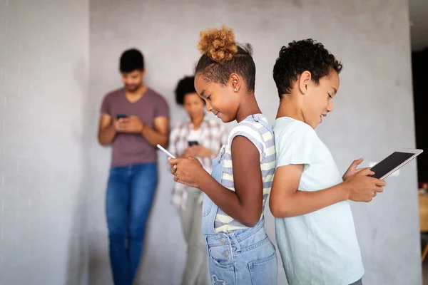 Heureux Enfants Afro Américains Ont Plaisir Utilisant Des Dispositifs Technologiques — Photo