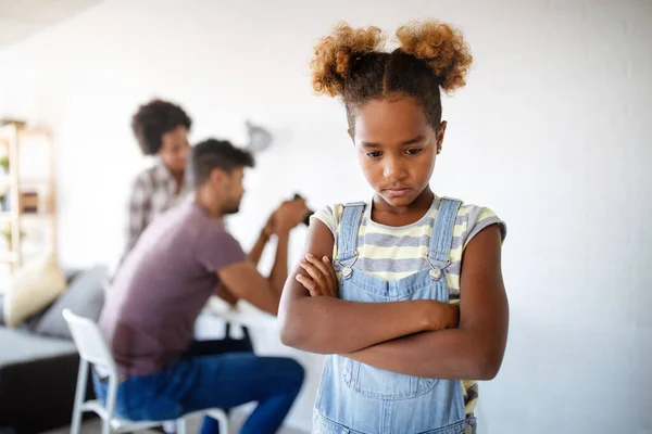 Szomorú Kis Afro Amerikai Gyermek Vár Elfoglalt Szülő Figyelmét Otthon — Stock Fotó