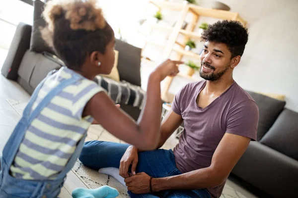 Ragazza Carina Suo Bel Padre Stanno Parlando Sorridendo Casa — Foto Stock