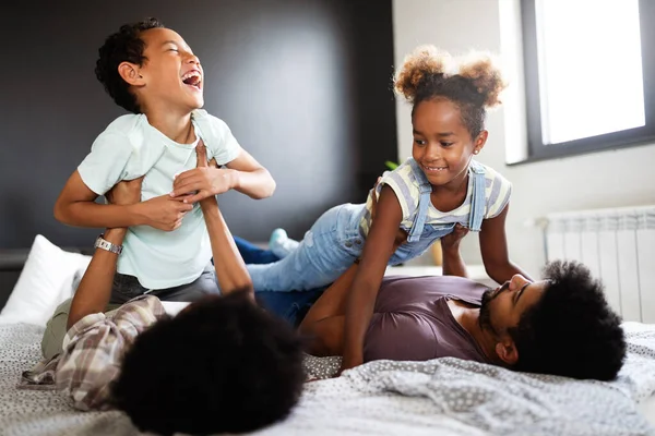 Χαρούμενη Αφροαμερικάνικη Οικογένεια Που Περνάει Καλά Στο Σπίτι — Φωτογραφία Αρχείου