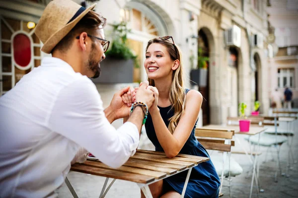 Glückliches Touristenpaar Verliebt Beim Dating Und Lacht Urlaub — Stockfoto