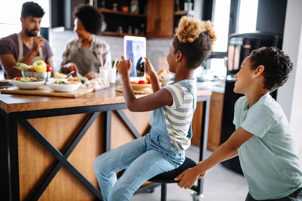 Счастливая Африканская Американская Семья Готовит Здоровую Пищу Кухне Вместе — стоковое фото