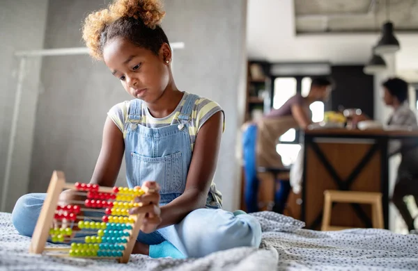 Menina Africana Bonito Jogando Com Quadro Contagem Casa — Fotografia de Stock