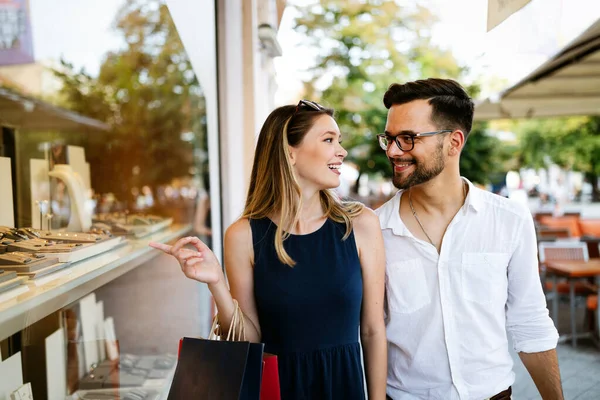 Casal Feliz Turistas Fazendo Compras Caminhando Uma Rua Cidade — Fotografia de Stock