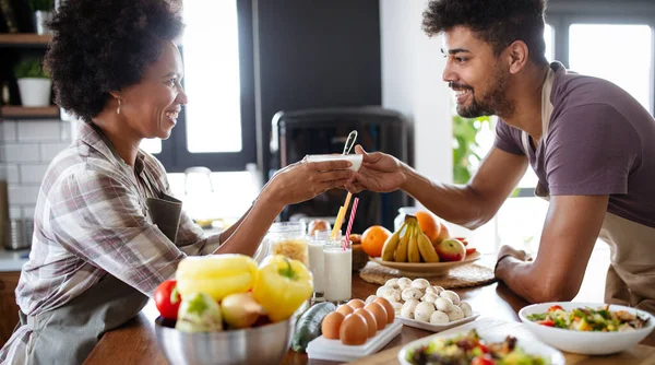 Glückliches Afrikanisches Paar Bereitet Gesundes Essen Der Küche — Stockfoto