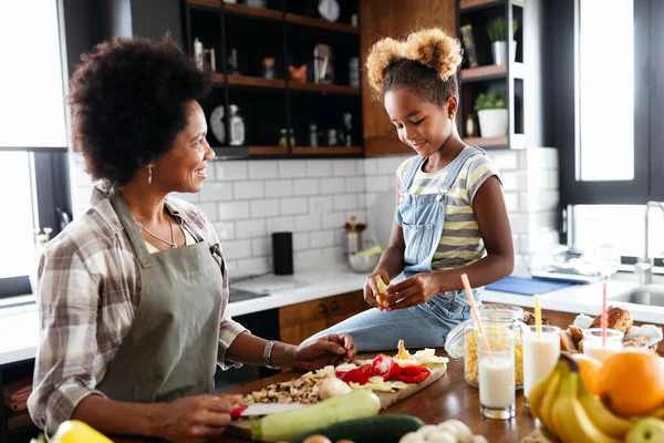 Anne Çocuk Mutfakta Sağlıklı Yemek Hazırlarken Eğleniyorlar — Stok fotoğraf