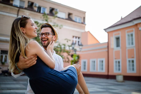 Hermosa Pareja Amor Sonriendo Citas Aire Libre —  Fotos de Stock