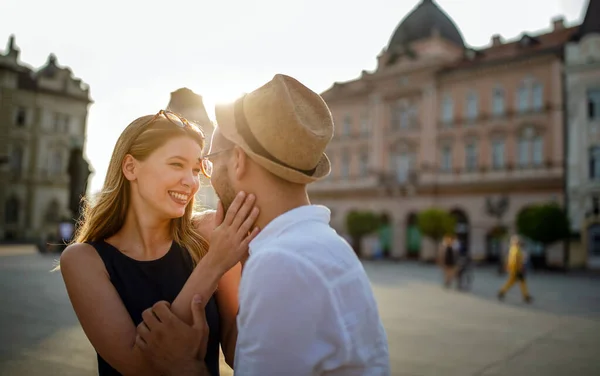 Feliz Casal Romântico Amor Divertindo Livre Dia Verão — Fotografia de Stock