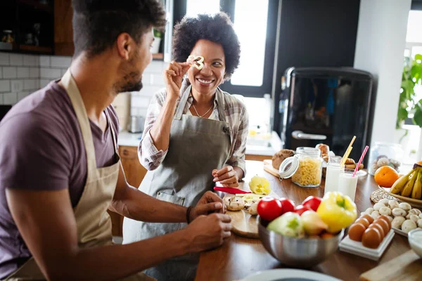 Portret Van Gelukkig Jong Stel Koken Samen Keuken Thuis — Stockfoto