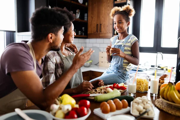 Familia Afroamericana Feliz Preparando Alimentos Orgánicos Saludables Juntos Cocina — Foto de Stock