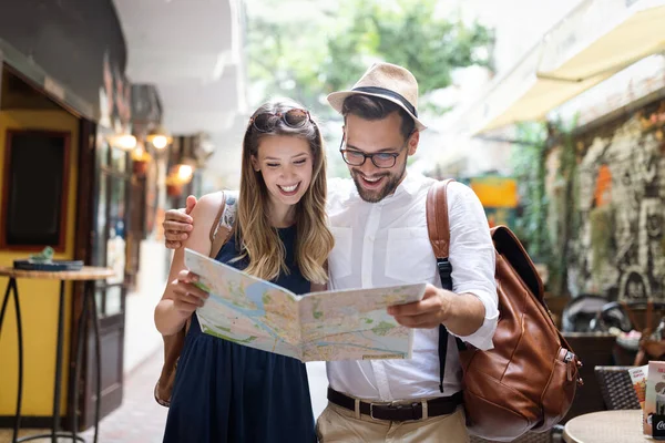 Zomervakantie Dating Toerisme Concept Glimlachend Koppel Met Kaart Stad — Stockfoto