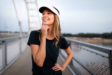 Koşuya ara veren kadın portresi