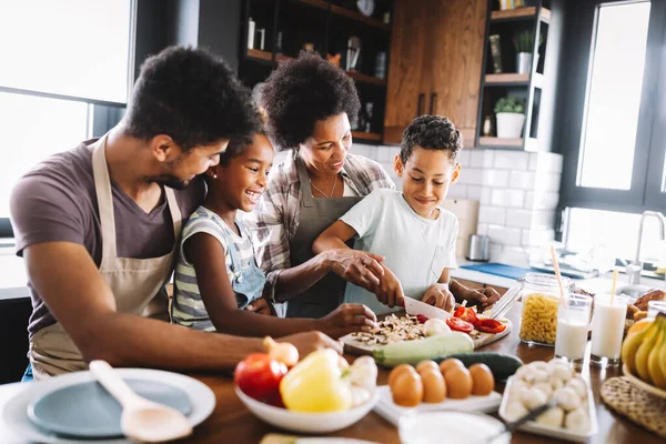 Familia Afroamericana Feliz Preparando Alimentos Orgánicos Saludables Juntos Cocina —  Fotos de Stock