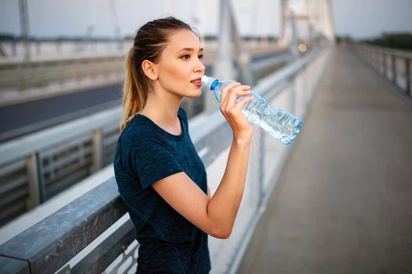 Retrato Mulher Fazendo Uma Pausa Jogging — Fotografia de Stock