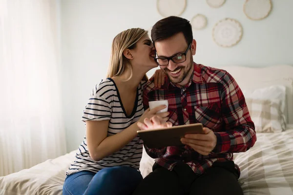 Joven Pareja Atractiva Usando Tableta Digital Dormitorio —  Fotos de Stock