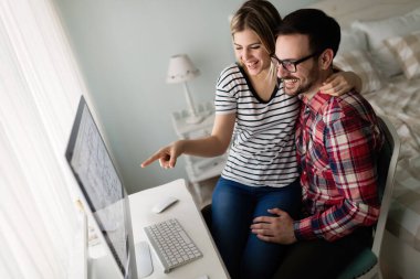 Birlikte onların evden çalışan genç çekici tasarımcılar