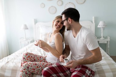 Romantik Genç çift yatak odasında beraber eğleniyor