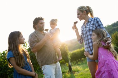Winemaker ailenin bir arada bağ içinde