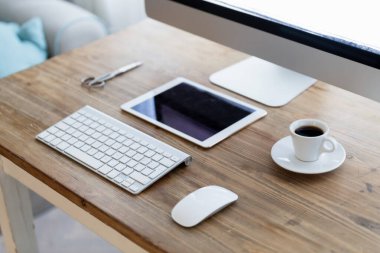 Modern ofis büro elektronik cihazlar ile resmi