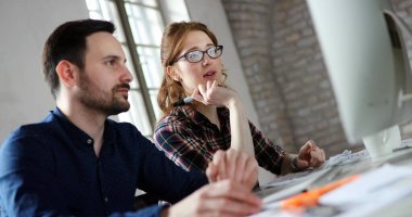 Bilgisayarda çalışan genç attactive tasarımcıları portresi