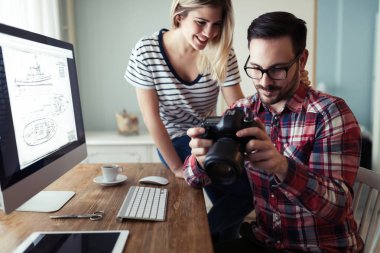 Bilgisayarda çalışan tasarımcıların genç çekici çift