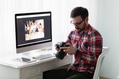 Evden proje üzerinde genç yakışıklı Tasarımcısı