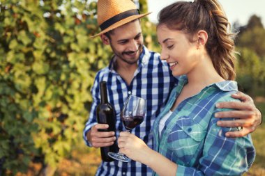 Winemaker mahzeninde çalışma ve şarapları tatma aşık Çift