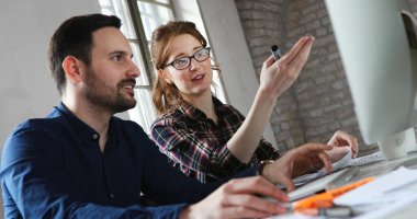 Bilgisayarda çalışan genç attactive tasarımcıları portresi