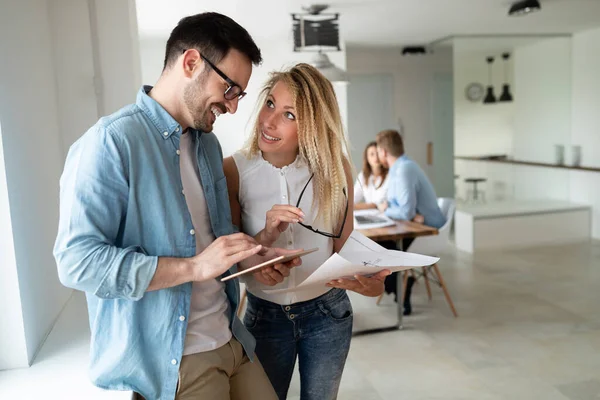 Gruppo Giovani Imprenditori Che Lavorano Comunicano Insieme Ufficio Creativo — Foto Stock