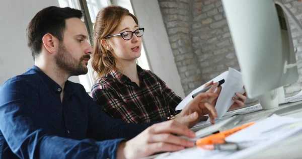 Ritratto Giovani Designer Attivi Che Lavorano Computer — Foto Stock