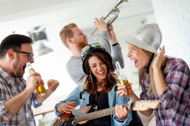 Arkadaşlar evde şarkı söyleme ve gitar çalmanın, eğlenin