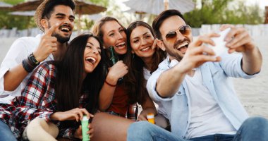 Mutlu genç insanlar selfies alarak ve having fun