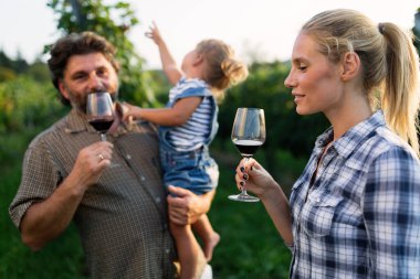 Şaraphane üzüm şarap tatma şarap üretici aile