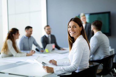 Ofisteki projede işbirliği yapan bir grup iş adamı
