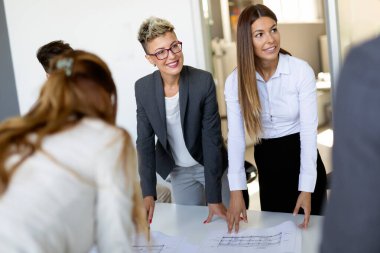 Modern toplantı odasında etmek ve iş kişi konferans