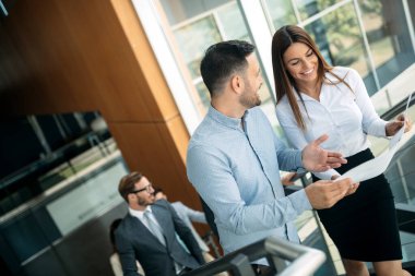 İş adamı önerilerini meslektaşlarına sunuyor. Girişim ekibi modern parlak ofiste toplanıyor.