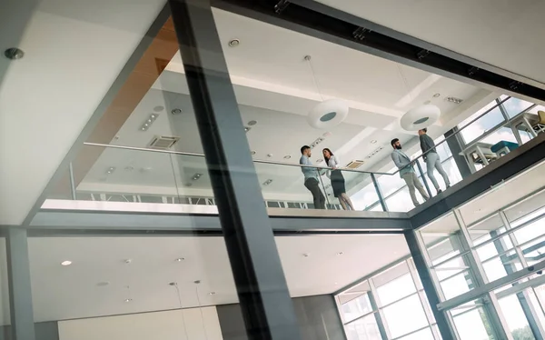 Gruppe Von Geschäftsleuten Fuß Und Auf Treppen Einem Bürogebäude — Stockfoto