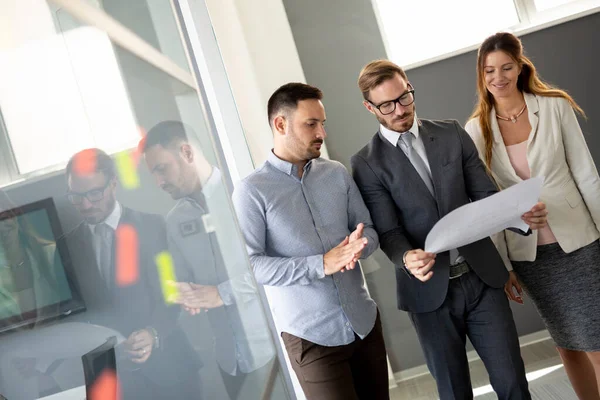 Gruppe Von Geschäftsleuten Geschäftsleute Teilen Ihre Ideen — Stockfoto