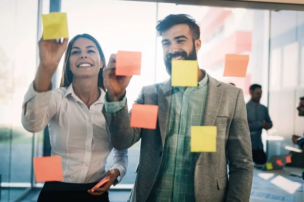 Groupe Gens Affaires Jeunes Gens Affaires Partageant Leurs Idées — Photo